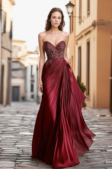 Robe de bal en satin bordeaux avec broderie
